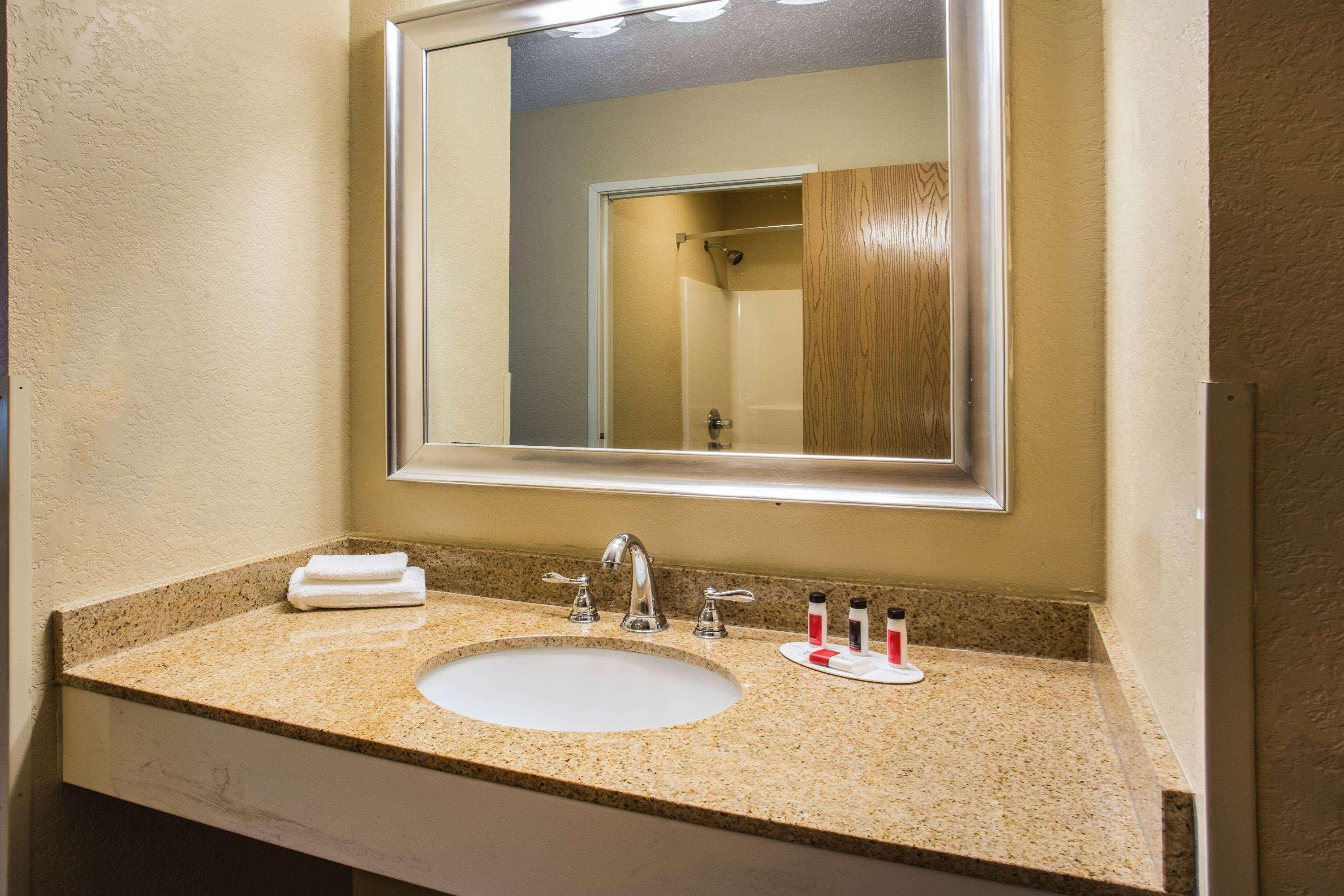 Super 8 By Wyndham Remington Hotel Buitenkant foto