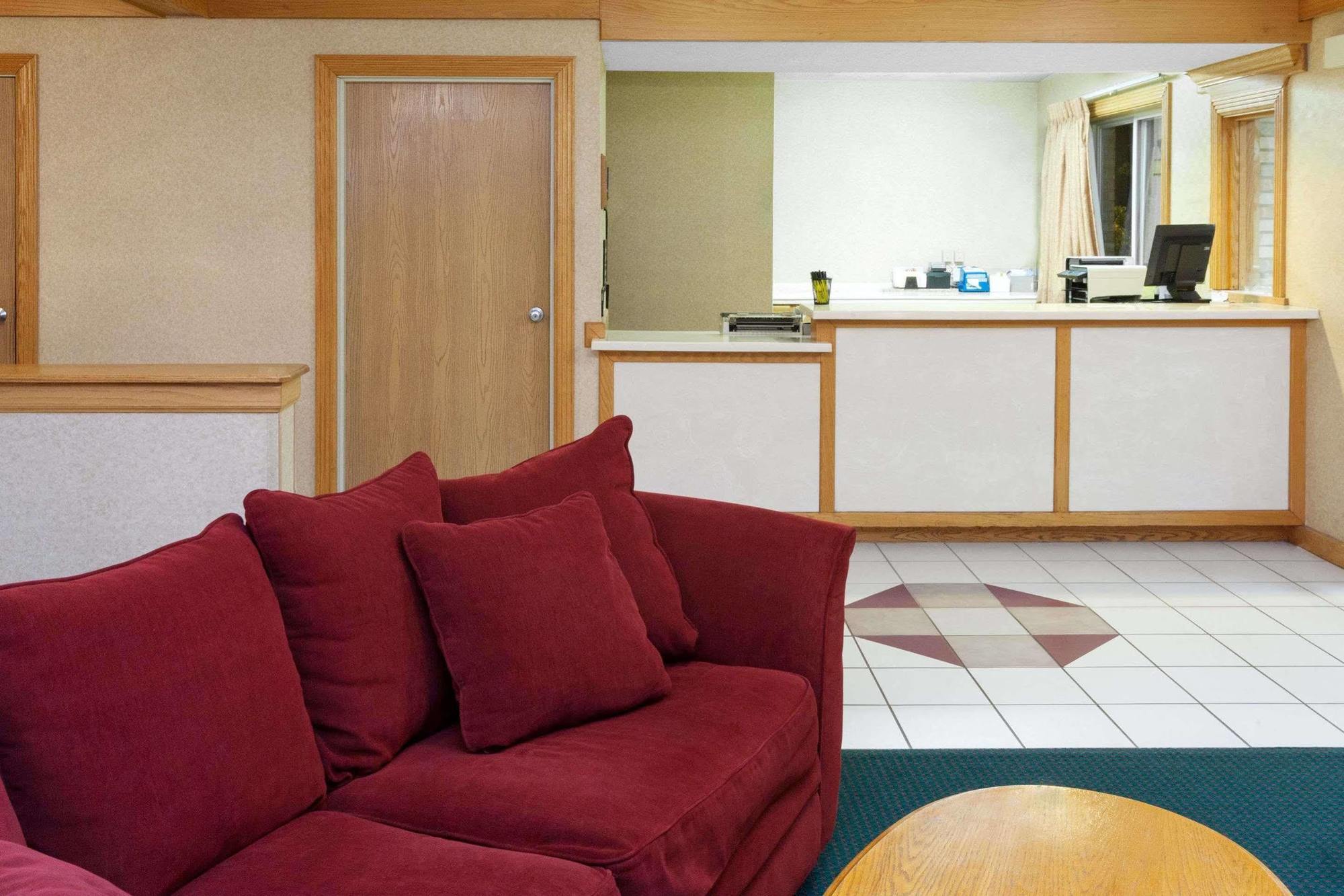 Super 8 By Wyndham Remington Hotel Buitenkant foto