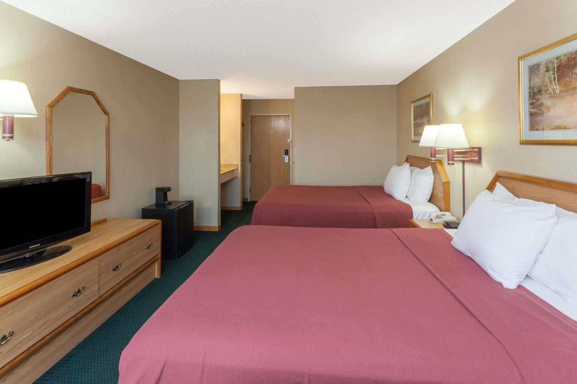 Super 8 By Wyndham Remington Hotel Buitenkant foto