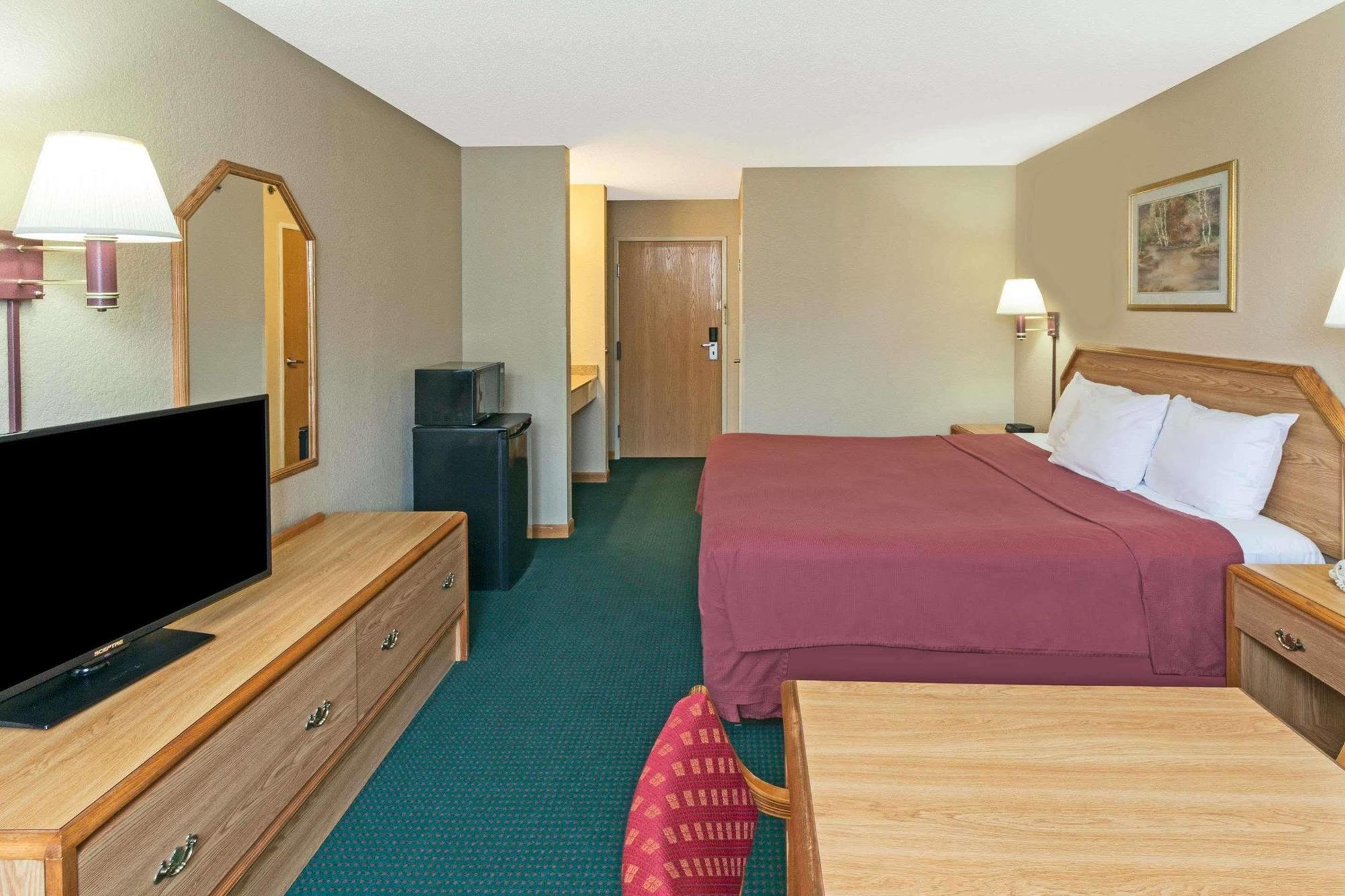 Super 8 By Wyndham Remington Hotel Buitenkant foto